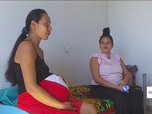 Replay Outre-Mer - Le défi des futures mamans en Polynésie, contraintes de quitter leur île pour accoucher