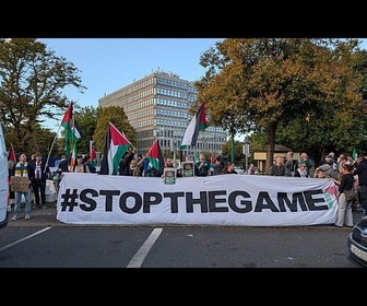 Replay Des manifestants se rassemblent devant un stade de Dublin contre le match Irlande-Israël