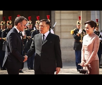 Replay Une image générée par l'IA devient virale et montre Macron à genoux devant le roi thaïlandais