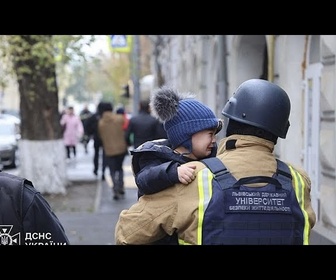 Replay Kharkiv : des enfants évacués après qu'une frappe russe a touché une école maternelle