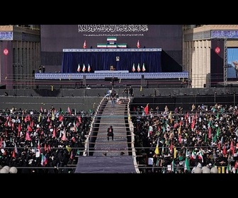 Replay Les Iraniens pleurent alors que débutent les funérailles de Khamenei