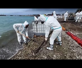Replay Fumée au-dessus de Tuapse après des frappes de drones ukrainiens sur une raffinerie