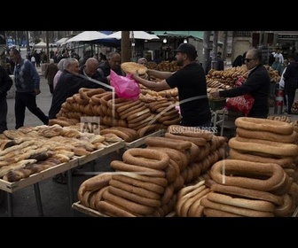 Replay No comment : des Palestiniens désespérés font la queue pour obtenir du pain dans une boulangerie