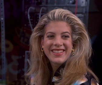 Replay Beverly Hills, 90210 - S03 E17 - La poire, la prude et le méchant