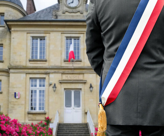 Replay C'est en France - Pourquoi les maires jettent-ils l'éponge ?