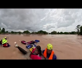 Replay Des images montrent un bateau de secours sombrer lors des inondations mortelles en Thaïlande