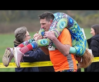 Replay Un couple finlandais remporte la course britannique de portage de femmes