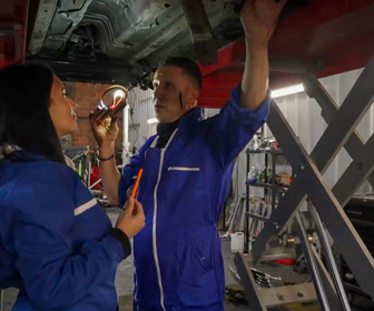 Replay Top Mecanic : 5 jours pour restaurer une épave - S7E23 - Jour 3 - Semaine spéciale pères et filles