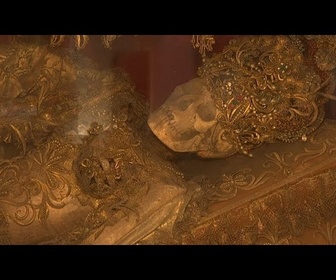 Replay Des squelettes ornés exposés dans un monastère allemand fascinent les visiteurs