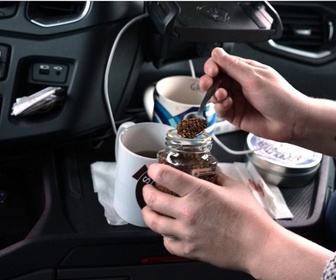 Replay Les routiers : profession chauffeur poids lourd - S2E2 - Sophia et l'ours du jura