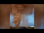 Replay No Comment. Une énorme tornade de poussière tourbillonnant près de la ville de Charjah