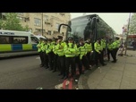 Replay No comment : des manifestants bloquent un bus qui devait transporter des demandeurs d'asile