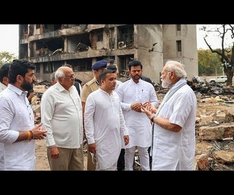 Replay Le Premier ministre indien Narendra Modi visite le site du crash d'Air India à Ahmedabad