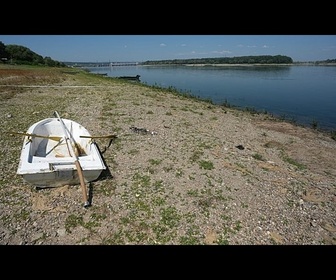 Replay Danube au plus bas en Serbie: bancs de sable à découvert, bateaux immobilisés