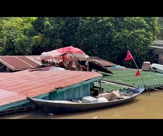 Replay Inondations : un Thaïlandais contraint de vivre sur son toit pendant des semaines