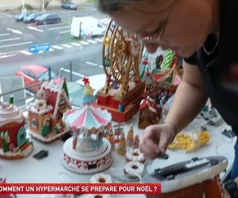 Replay Un jour, un doc - Comment un hypermarché se prépare pour Noël ?