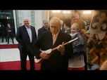 Replay Poutine joue du komuz au Kirghizistan lors d'une visite d'État aux côtés de Loukachenko