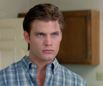 Replay Beverly Hills, 90210 - S05 E13 - Tout feu, tout flamme