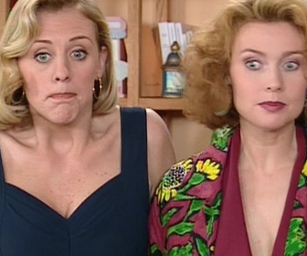 Replay Les filles d'à côté - S01 E46 - Soupçons