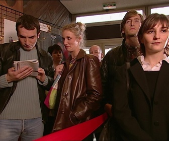 Replay Un gars, une fille - Dans la file d'attente (2)