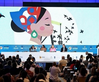 Replay L'actualité à travers le monde - Un sommet international inédit pour sortir des énergies fossiles