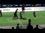 Replay En images, des robots humanoïdes jouent un match de football piloté par l'IA à Pékin