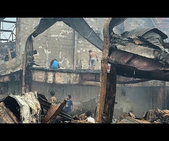 Replay Un incendie à Manille déplace 1 000 familles et détruit plusieurs maisons.
