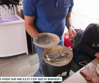 Replay Un jour, un doc - Ils vivent sur une île et c'est que du bonheur !