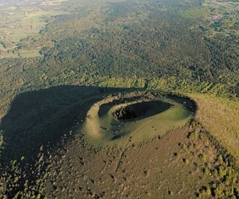 Replay Auvergne : les mystères des géants endormis - Des volcans et des hommes