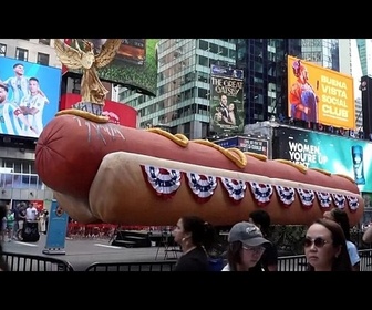 Replay Une gigantesque sculpture de hot-dog revient à Times Square à New York