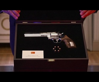 Replay Les images du revolver offert par Erdogan aux dirigeants de l'OTAN dévoilées