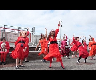 Replay Des centaines de fans en rouge recréent la danse de Wuthering Heights de Kate Bush