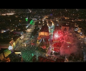 Replay Les Syriens célèbrent le premier anniversaire du renversement d'Assad dans tout le pays