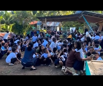 Replay Philippines : des élèves fuient l'effondrement d'un auvent lors d'un séisme meurtrier