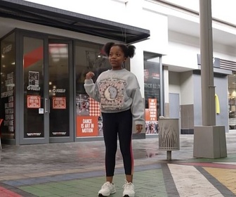 Replay ARTE JUNIOR Le magazine - Portrait d'enfant : Naledi en Afrique du Sud