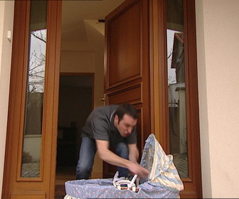 Replay Un gars, une fille - S3E114 - La porte (2)