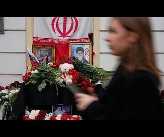 Replay Des Moscovites déposent des fleurs devant un mémorial improvisé pour Khamenei