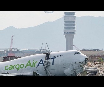 Replay Crash d'un avion cargo à Hong Kong : deux morts au sol, enquête en cours