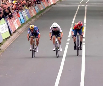 Replay Course hommes : le sprint final remporté par Mattias Skjelmose