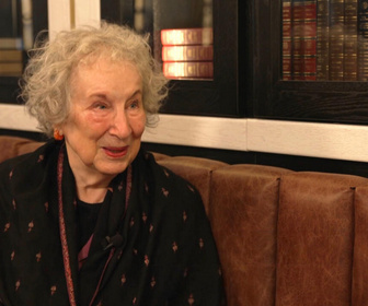 Replay À l'Affiche ! - Margaret Atwood : Mon livre La Servante écarlate ne ressemble plus à une œuvre de fiction