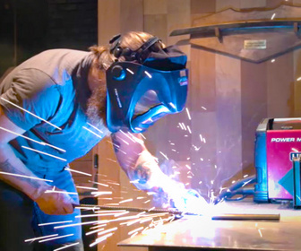 Replay Le meilleur forgeron - S9E8 - La lame la plus rapide de l'Ouest