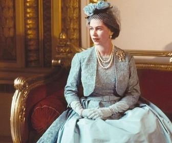 Replay ARTE Journal - Couronne et couture : le style Elizabeth II