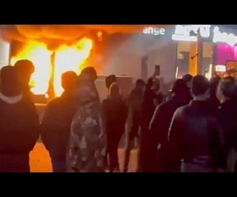 Replay Des images montrent des bâtiments gouvernementaux en flammes en Iran sur fond de protestations