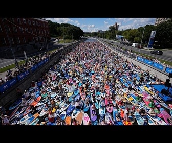 Replay À Moscou, des paddleboardeurs en costume défilent sur une rivière