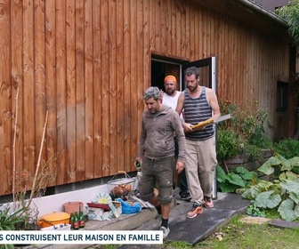 Replay Un jour, un doc week-end - Ils construisent leur maison en famille (2/2)