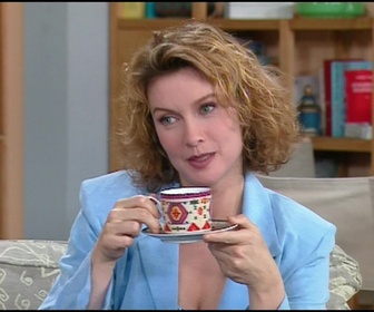 Replay Les filles d'à côté - S03 E09 - Quelle élégance