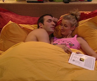Replay Un gars, une fille - S3E9 - Au lit (8)