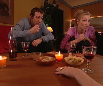 Replay Un gars, une fille - S2E24 - Reçoivent leurs voisins (1)