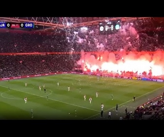 Replay Le moment où des feux d'artifice forcent l'abandon du match de l'Ajax à Amsterdam