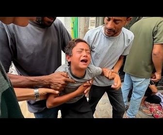 Replay Gaza : un garçon en deuil pleure son père tué près d'un site de distribution d'aide